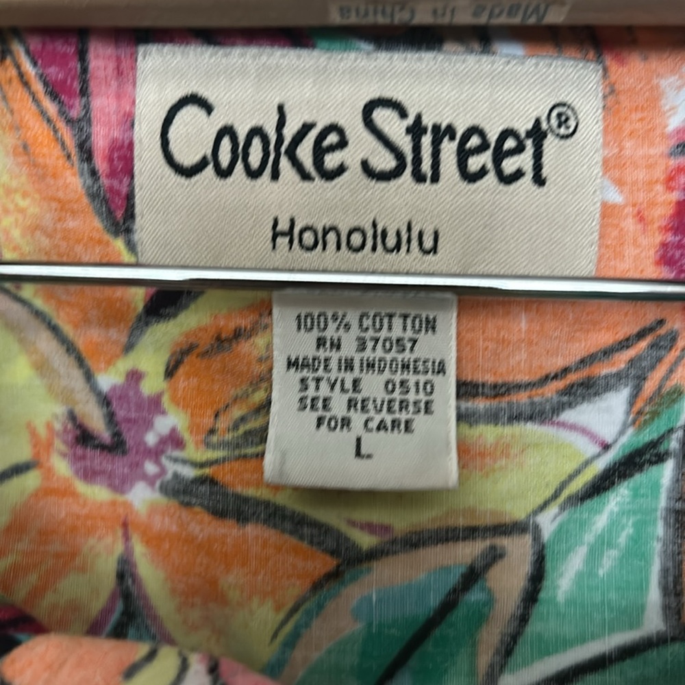 Cooke’s Street Honolulu Men's Floral Hawaiian Shirt - Multicolor - Picture 3 of 3